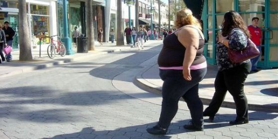 Dúas persoas con obesidade camiñando.